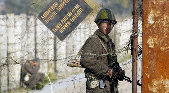 Kyrgyztí vojáci steí vznici nedaleko Bikeku.