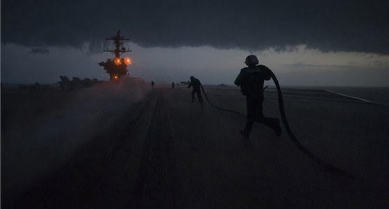 Posádka americké letadlové lodi USS Carl Vinson kiující Arabským moem (23.