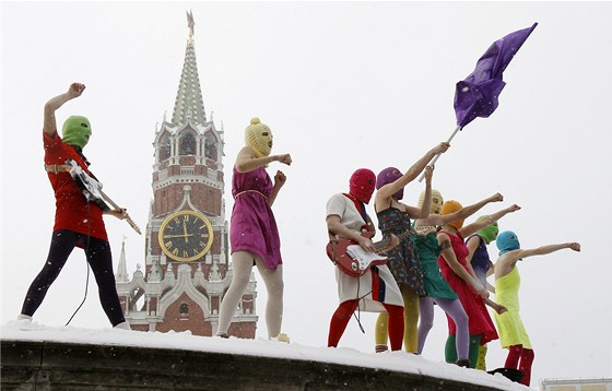 "Koncert" díví punkové skupiny Pussy Riot na Rudém námstí v Moskv (20. ledna