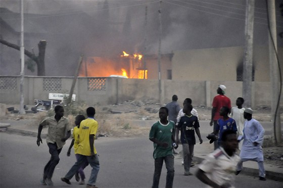Lidé prchají po jednom z výbuch v nigerijském mst Kano