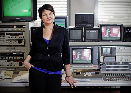 Modertorka Iveta Fialov v jedn z mnoha stien esk televize