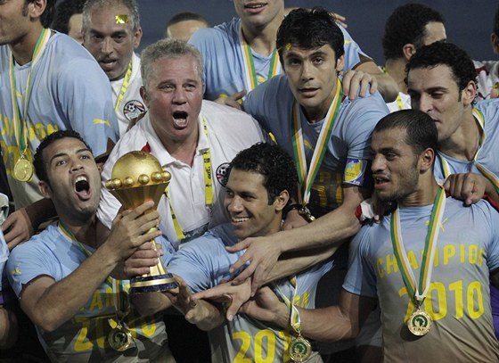 Fotbalisté Egypta s trofejí pro mistra Afriky