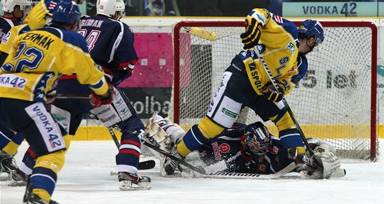 Hokejisty Ústí nad Labem (ve lutém) eká v play-off Tebí. Ilustraní snímek