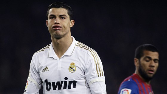 SMUTEK HVZDY. Cristiano Ronaldo (vlevo) nechápe, pro jeho Real nepostoupil