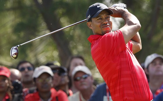 Americký golfista Tiger Woods po odpalu v závreném kole na turnaji evropského