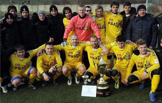 Fotbalisté druholigové Jihlavy s trofejí pro vítze zimní Tipsport ligy.
