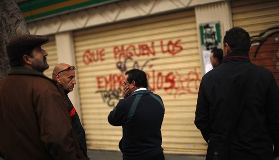 Španělé čekají frontu ve vládním centru pro nezaměstnané. Ilustrační snímek