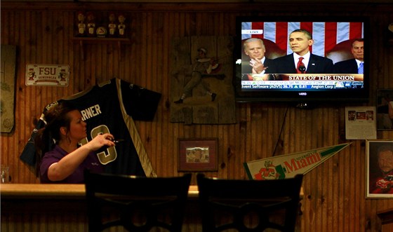 Barmanka Tiffany Nelsonová sleduje amerického prezidenta Baracka Obamu pi