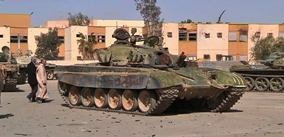 Tank pokozený po erstvých bojích v Baní Válidu (24. ledna 2012) 