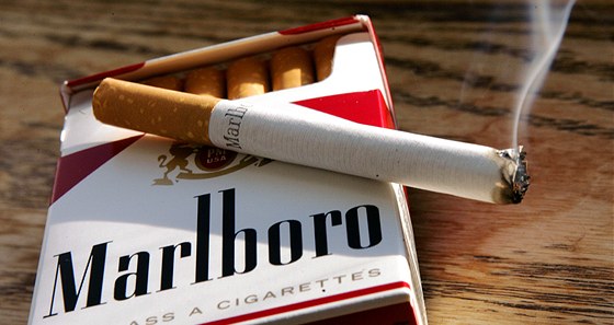 Draí cigarety lidi od kouení zatím neodradily. Ilustraní snímek
