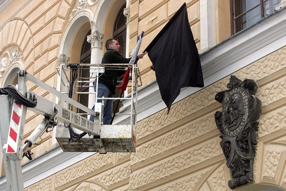 Na radnici ve Frentát pod Radhotm chvíli po oznámení skonu nejslavnjího