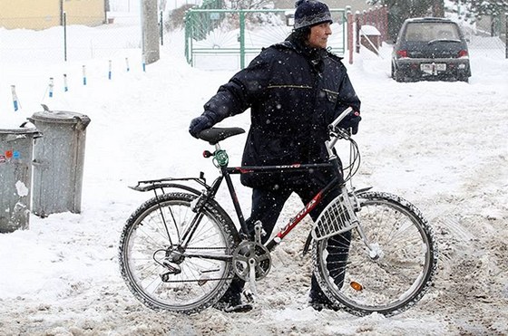 Na Jidichohradecku srazilo cyklistu nákladní auto nebo dodávka. idie hledá policie. Ilustraní snímek