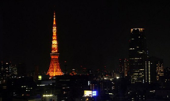 Osvtlená rozhledna a vysíla Tokyo Tower v japonské metropoli