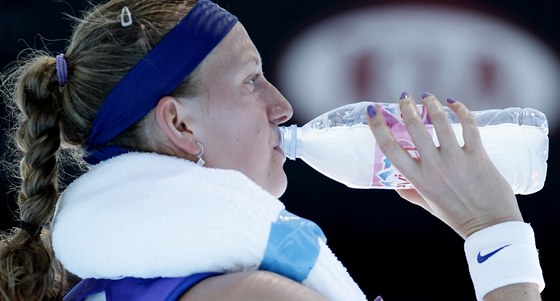 ZCHLADIT A NAPÍT. Petra Kvitová v osmifinále proti An Ivanoviové v Melbourne