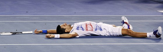 VÍTZ. Novak Djokovi slaví vítzství nad Andym Murraym v dramatické tém