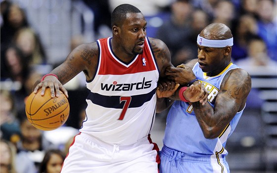 HONZA MI DNES NEPOMَE. Andray Blatche (7) z Washingtonu Wizards se snaí