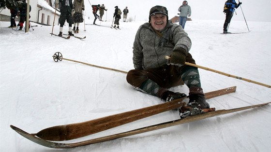 Nadenci do historického lyování vyrazili v sobotu ji po 23. v dobových