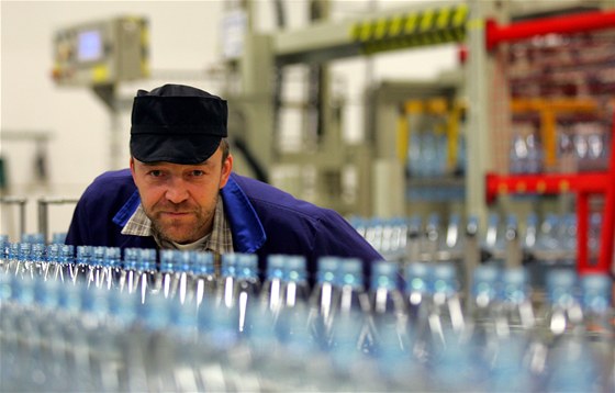 Ředitel závodu Petainer Martin Hannsmann dohlíží na výrobu plastových lahví pro