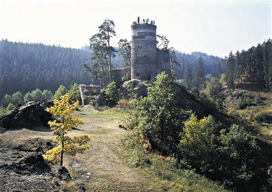 Malebná zřícenina hradu Gutštejn přitahuje už mnoho let trampy, turisty i