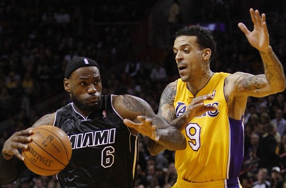 LeBron James (vlevo) z Miami obchází Matta Barnese z LA Lakers.