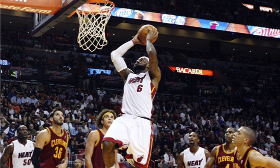 LeBron James z Miami smeuje do clevelandského koe.