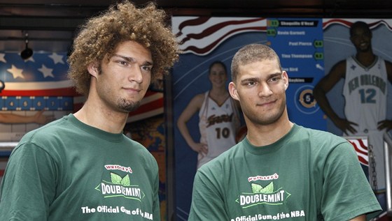 DVOJITÁ DÁVKA SV̎ÍHO VTRU. Basketbalová dvojata Robin (vlevo) a Brook Lopezové ped svým vstupem do NBA v roce 2008