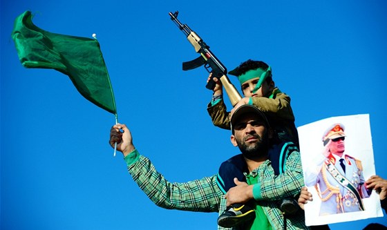 Nad Baní Valíd opt zavlála vlajka Kaddáfího reimu. Ilustraní snímek.