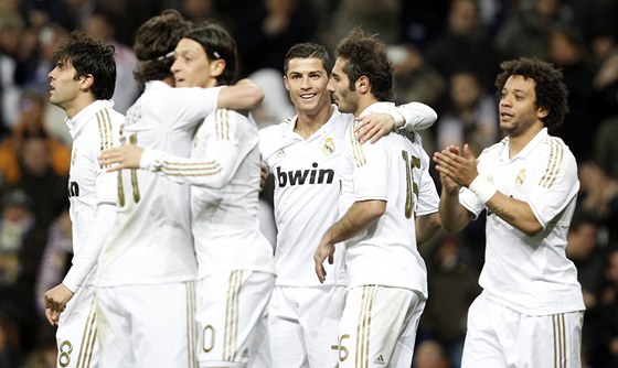 OSLAVY V BÍLÉM. Fotbalisté Realu Madrid gratulují Cristianu Ronaldovi (tetí