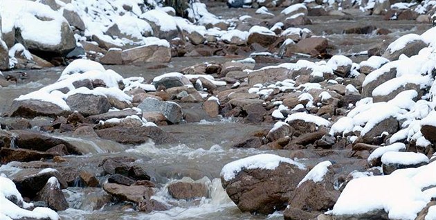 Tání sněhu může zvednout hladiny řek. Nadále bude vát silný vítr