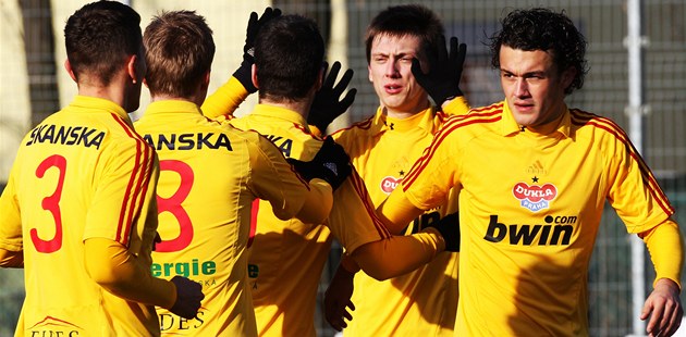 �LUTÁ RADOST. Dvakrát se fotbalisté Dukly radovali z gólu v p�ípravném duelu se