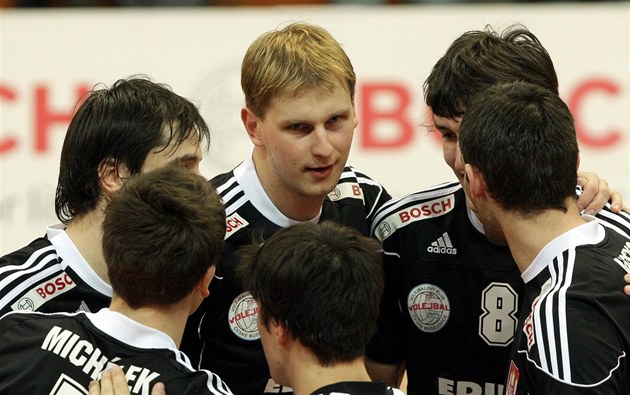 Volejbalisté �eských Bud�jovic, uprost�ed vykukuje Radek Mach,