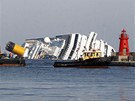 Ploina s oderpávací technikou míí ke ztroskotané lodi Costa Concordia. (28.