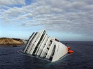 Ztroskotaná lo Costa Concordia se stala dominantou pobeí italského ostrova