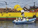 Italtí záchranáí odváí nábytek vyprotný z útrob lodi Costa Concordia (24.