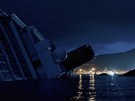Ztroskotaná výletní lo Costa Concordia u beh ostrova Giglio (25. ledna 2012)