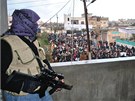 Zbhové ze syrské armády steí demonstraci v provincii Homs (25. ledna 2012)