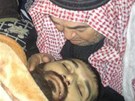 Otec oplakává svého syna, kterého údajn zabily Asadovy jednotky v provincii