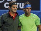 SOUBOJ RIVAL. Roger Federer (vlevo) a Rafael Nadal se fotí ped semifinálovým