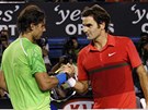 GRATULUJU. výcarský tenista Roger Federer (vpravo) se musel znovu poklonit