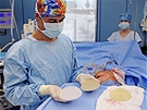 Primá Kufa ukazuje nový bezpený implantát (nalevo) a vyjmutý implantát s