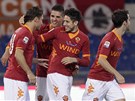 Fotbalisté AS ím se radují z gólu, který vstelil Francesco Totti (vlevo).