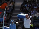 DEBATA. eský tenista Tomá Berdych diskutuje s hlavním rozhodím na Australian