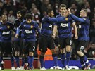 PRVNÍ ÚDER. Fotbalisté Manchesteru United slaví gól Antonia Valencii proti