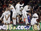 MADRIDSKÁ ZEĎ. Fotbalisté Realu Madrid blokují přímý kop Daniho Alvese.