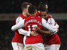 Fotbalisté Arsenalu se radují z jednoho z gólu, které vstelili v FA Cupu Aston