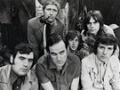 Skupina Monty Python (1969) - Dole zleva: Terry Jones, John Cleese a Michael...