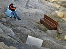 Mu si na toskánském ostrov Giglio fotí vyplavenou devnou lavici z lodi