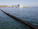 Nornými stnami obehnaný vrak výletní lodi Costa Concordia u toskánského