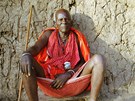 Masaj odpoívá ped svou chýí splácanou z bahna smíeného s kravinci. To ve