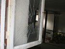 Rozbité okno, kterým se lupi a vrah dostal do domu staenky v Týniti nad